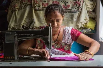 india_south-asia_gender-labor_woman-sewing-purses